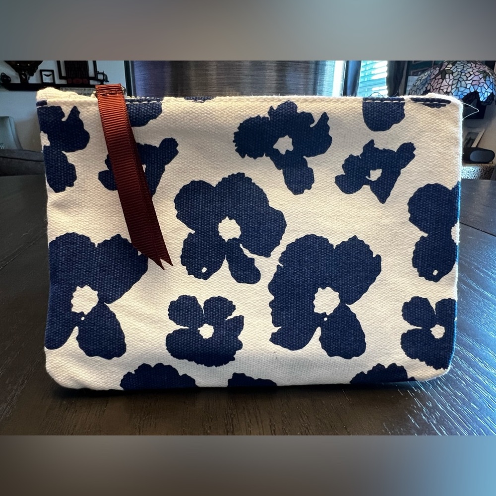 Ipsy Glambag in White & Navy Canvas with a Burgundy pull tab, NEW Never Used